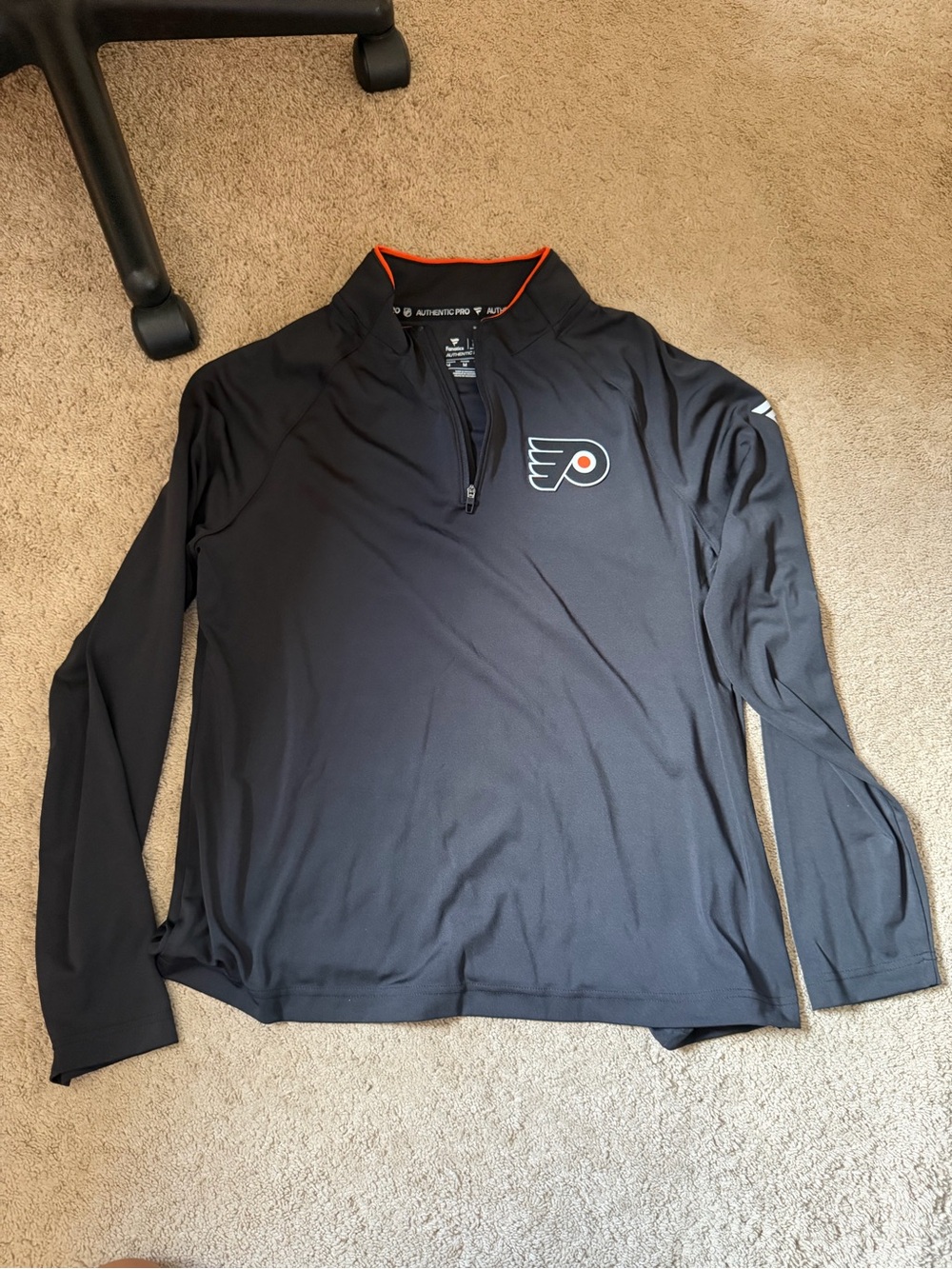 black Philadelphia Flyers quarter zip  size M, NHL hockey